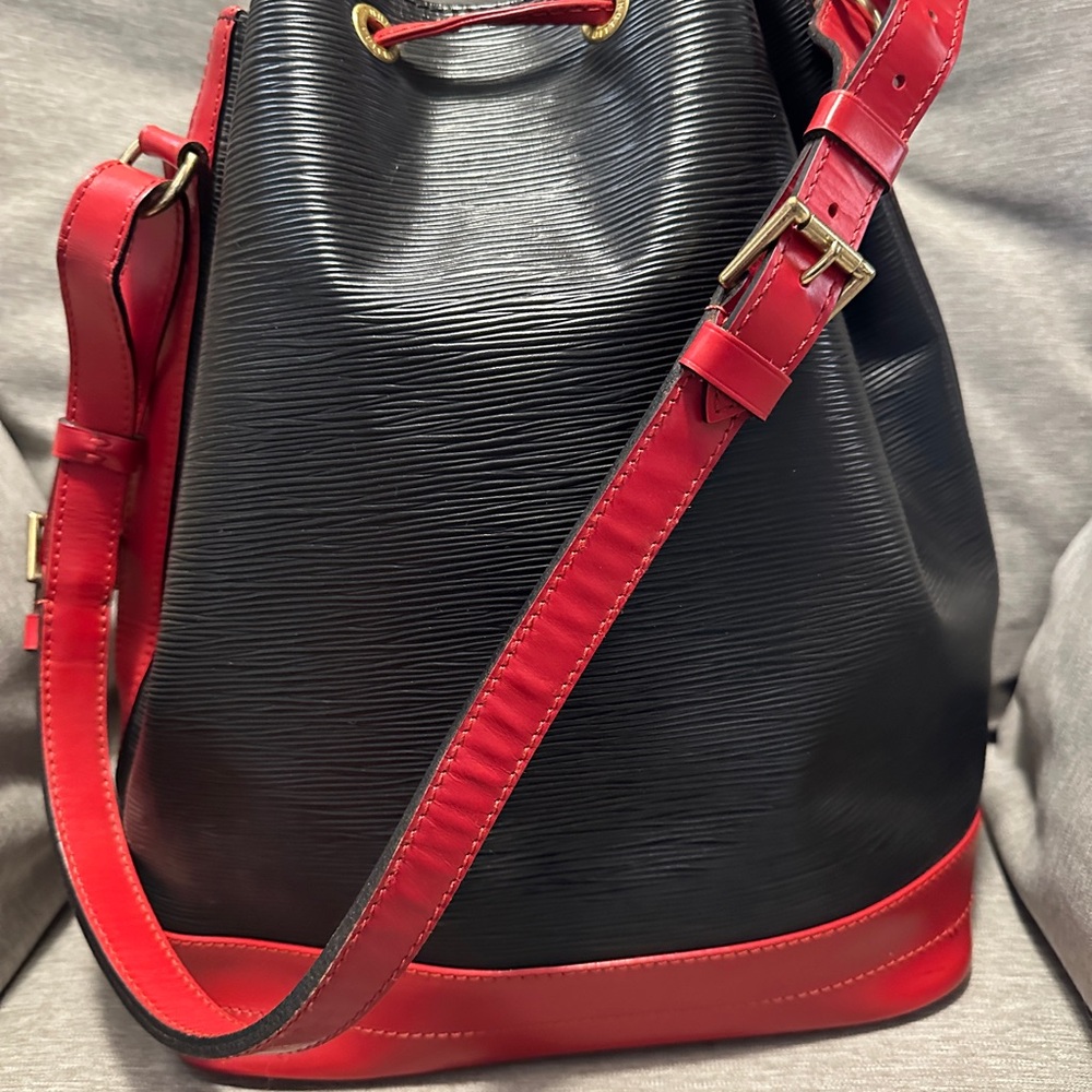 Louis Vuitton Black and Red Epi Leather Noé Bucket Bag - Picture 5 of 9